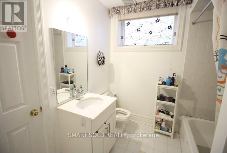 Lower - 248 Princess Avenue, Toronto, ON - Indoor Photo Showing Bathroom