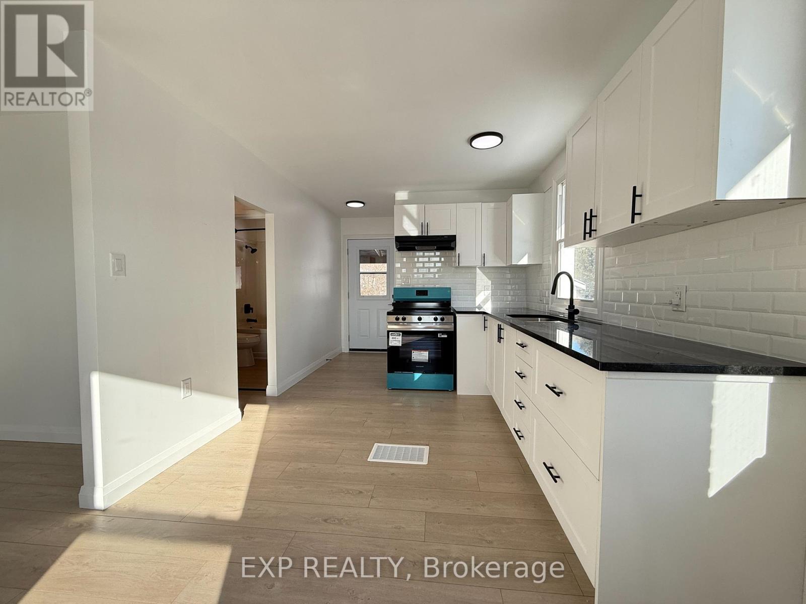 1000 Hamilton Road, London East (East O), ON - Indoor Photo Showing Kitchen