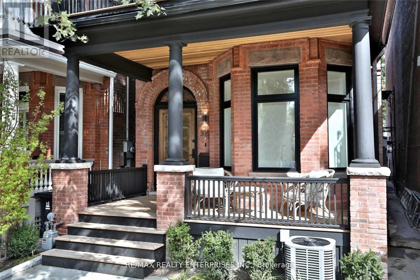 305 Crawford Street, Toronto, ON - Outdoor With Facade