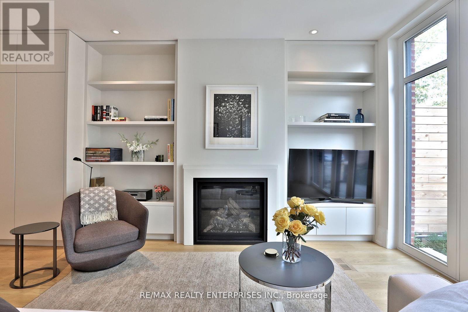 305 Crawford Street, Toronto, ON - Indoor Photo Showing Living Room With Fireplace