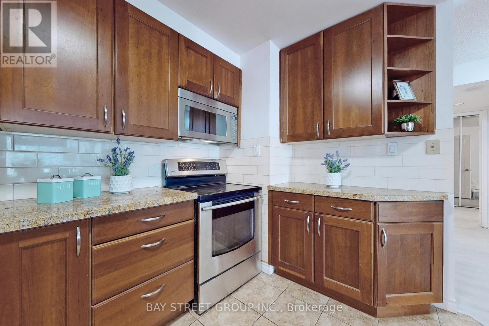 601 - 633 Bay Street, Toronto, ON - Indoor Photo Showing Kitchen