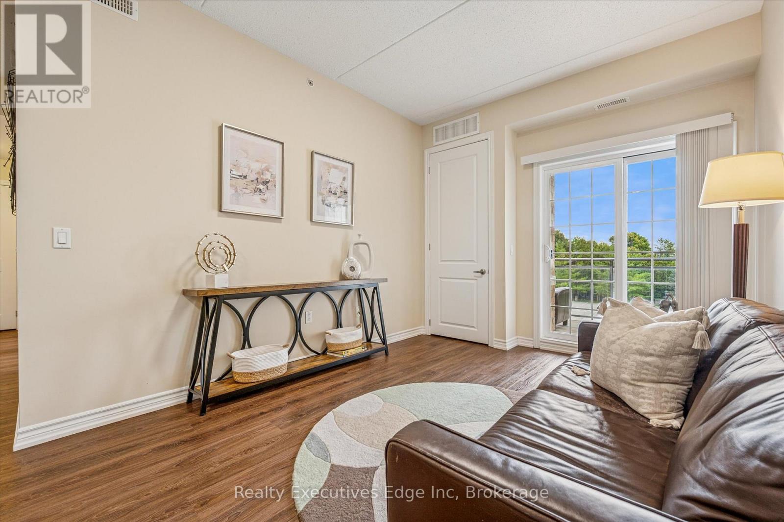 323 - 1077 Gordon Street, Guelph (Kortright West), ON - Indoor