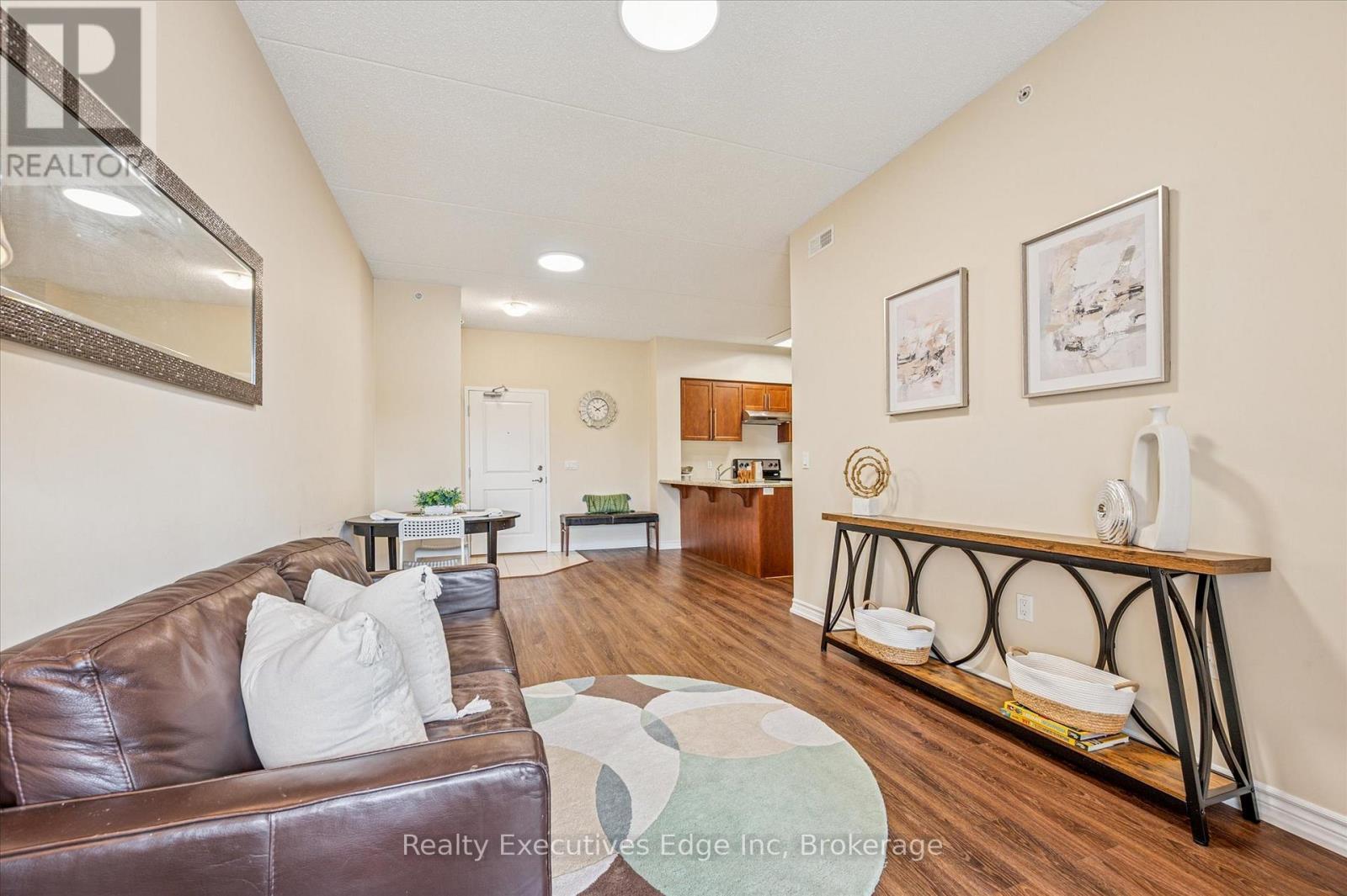 323 - 1077 Gordon Street, Guelph (Kortright West), ON - Indoor