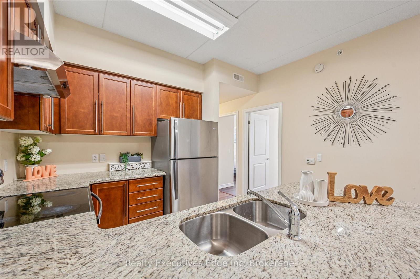 323 - 1077 Gordon Street, Guelph (Kortright West), ON - Indoor Photo Showing Kitchen With Stainless Steel Kitchen With Double Sink