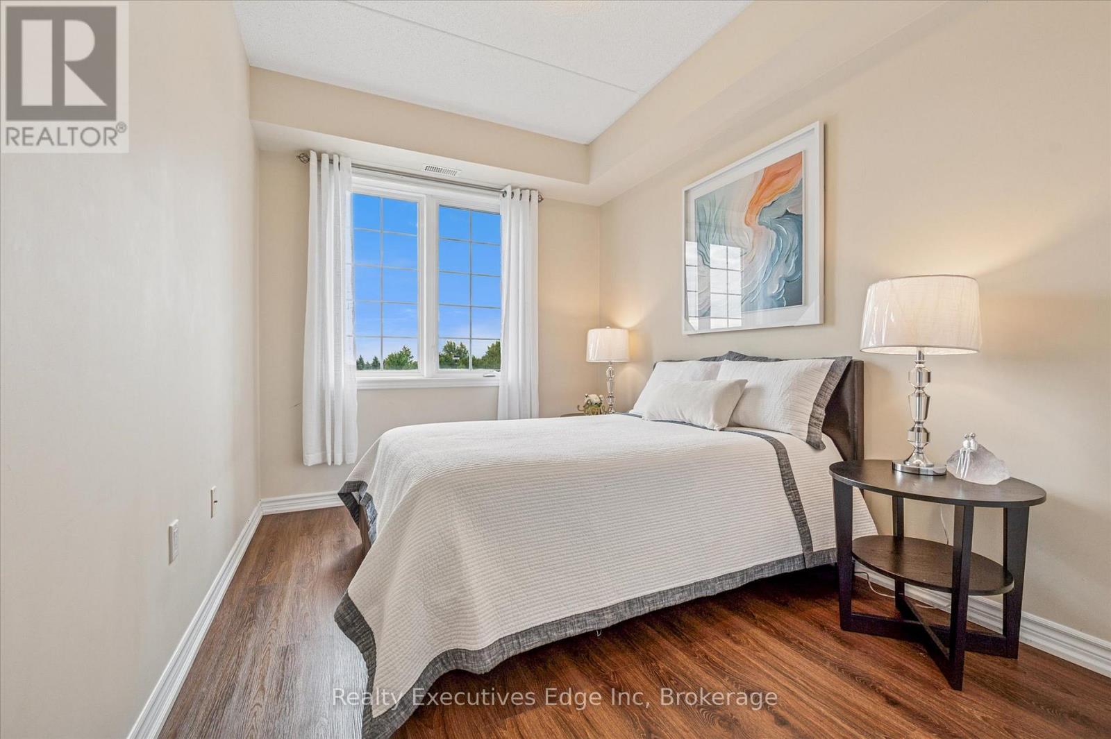 323 - 1077 Gordon Street, Guelph (Kortright West), ON - Indoor Photo Showing Bedroom