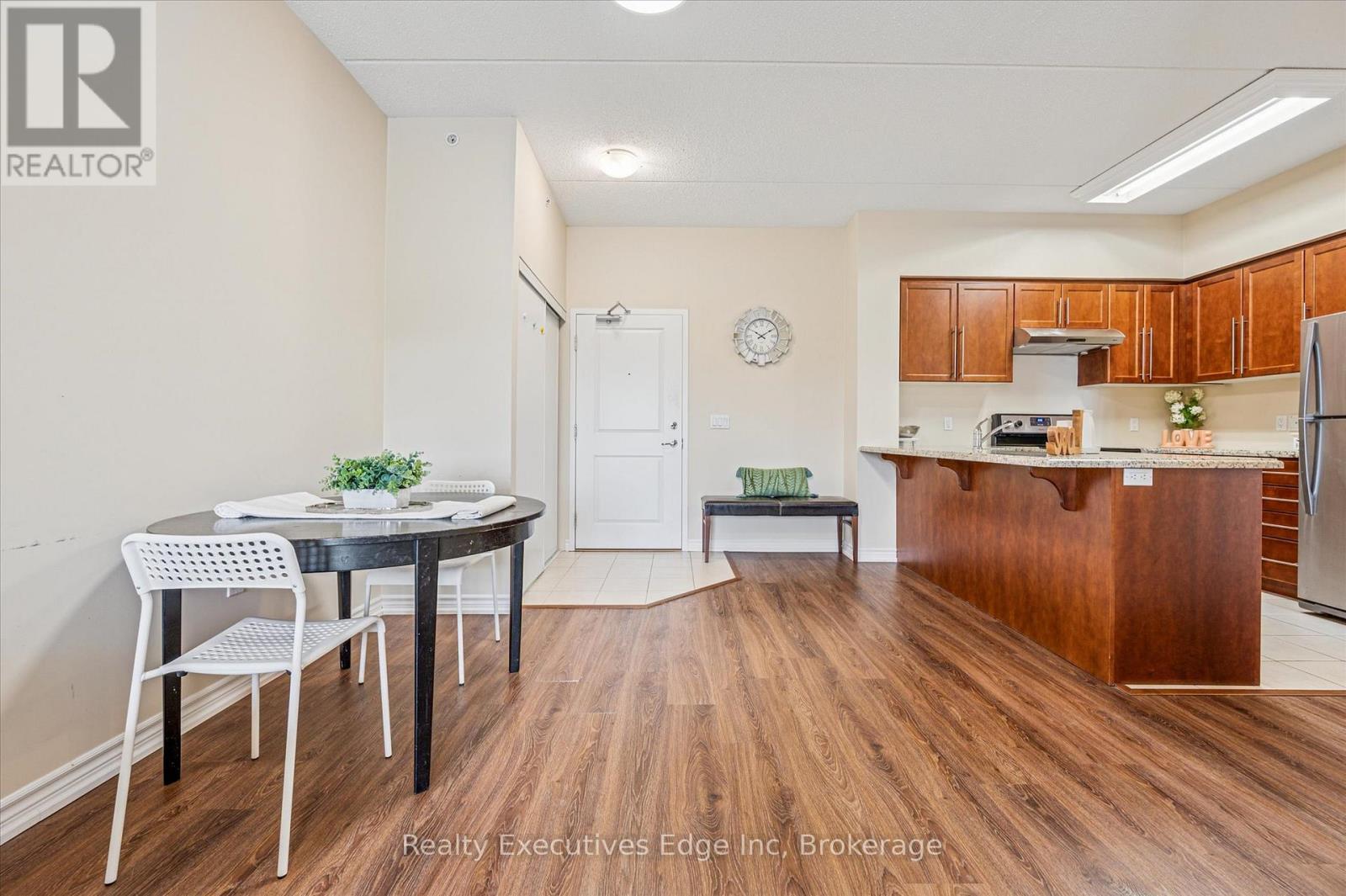 323 - 1077 Gordon Street, Guelph (Kortright West), ON - Indoor