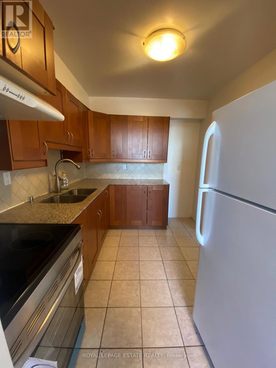 1503 - 20 Edgecliff Golfway, Toronto, ON - Indoor Photo Showing Kitchen With Double Sink