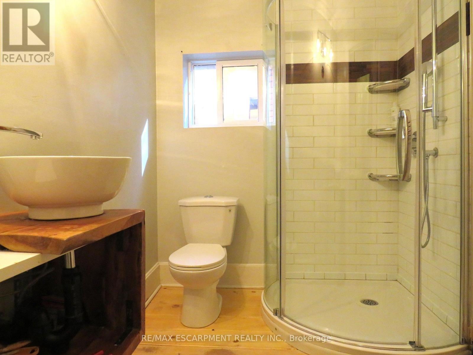 120 Sanford Avenue S, Hamilton, ON - Indoor Photo Showing Bathroom