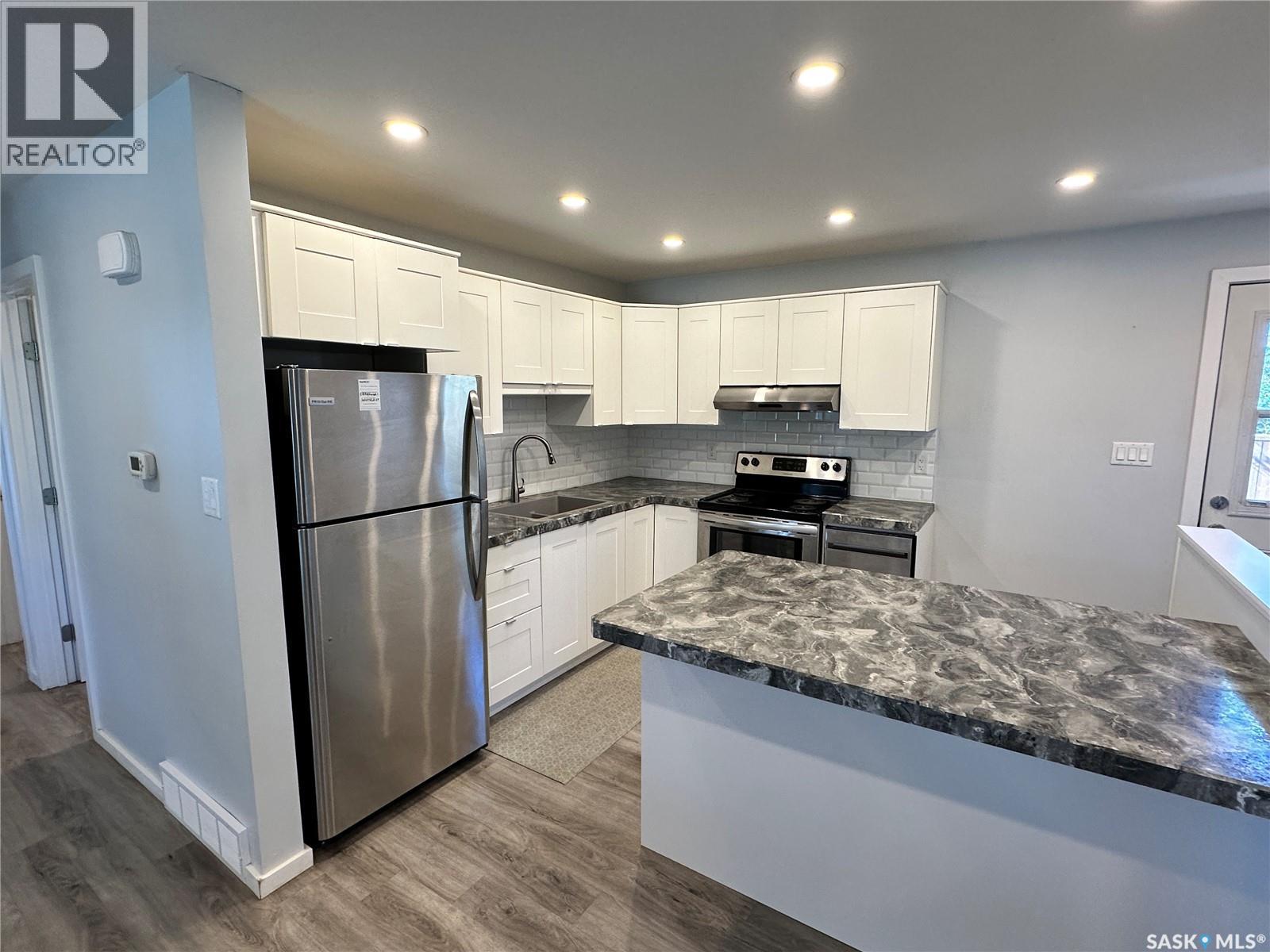 400 Gray Avenue, Saskatoon, SK - Indoor Photo Showing Kitchen With Upgraded Kitchen