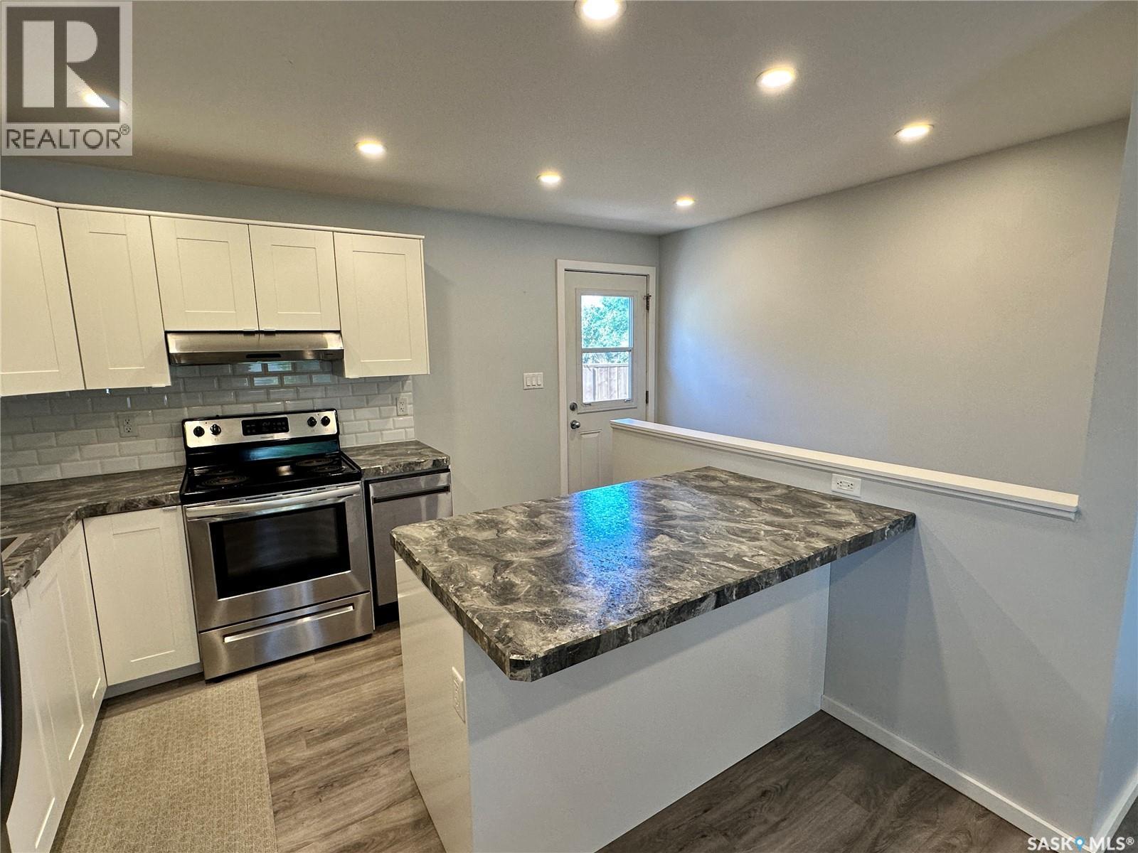 400 Gray Avenue, Saskatoon, SK - Indoor Photo Showing Kitchen With Upgraded Kitchen