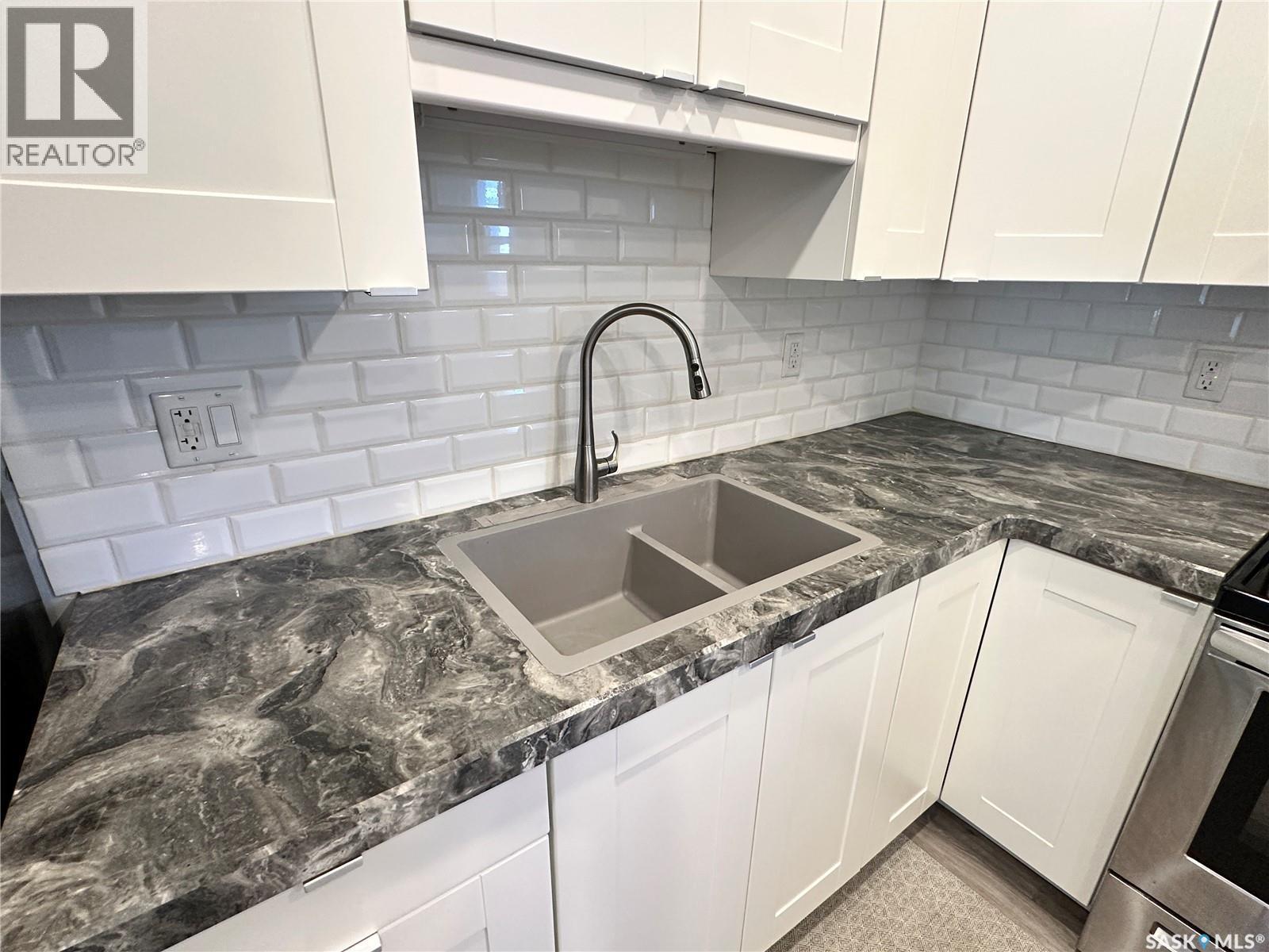400 Gray Avenue, Saskatoon, SK - Indoor Photo Showing Kitchen With Double Sink