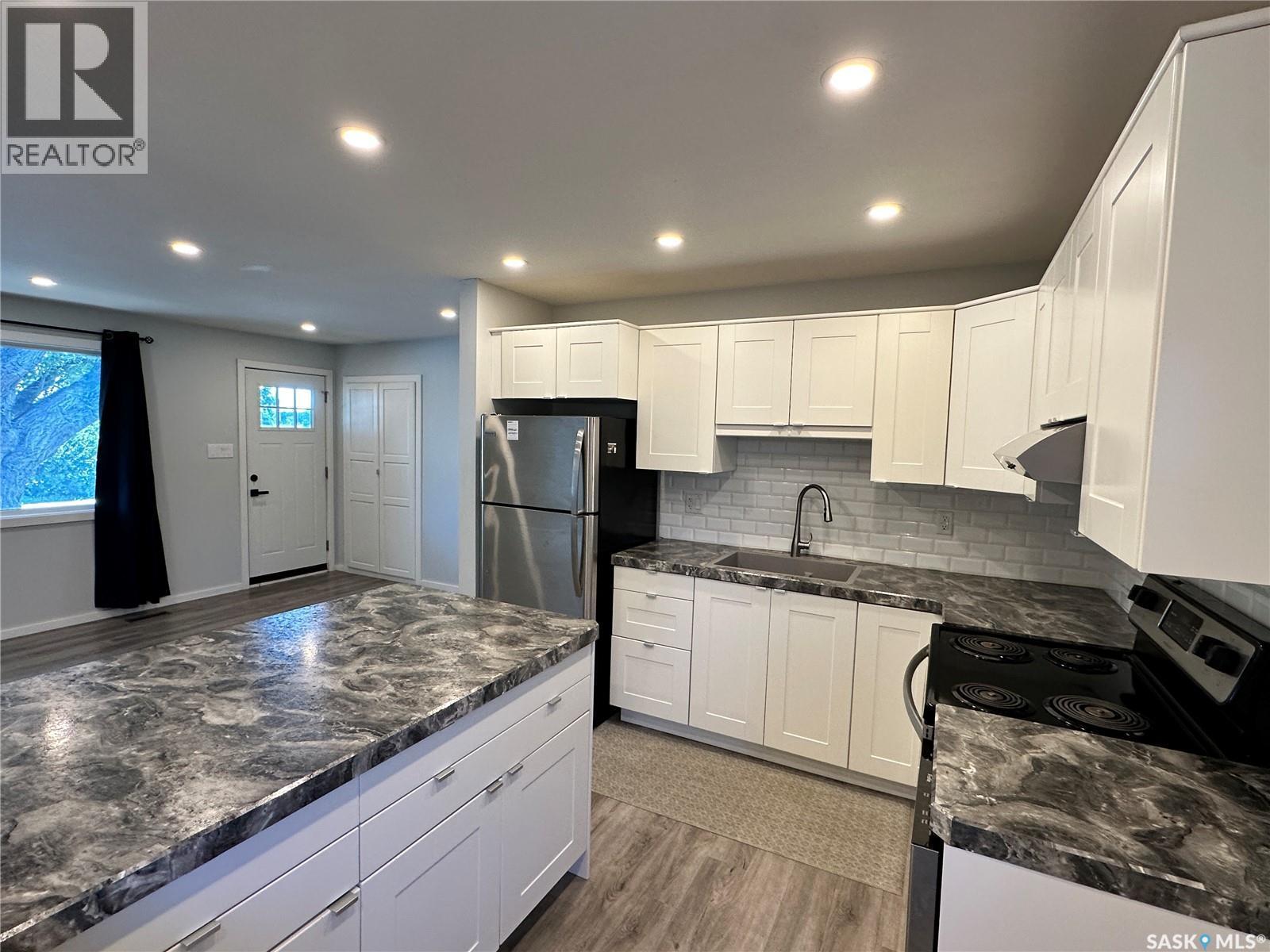 400 Gray Avenue, Saskatoon, SK - Indoor Photo Showing Kitchen With Upgraded Kitchen