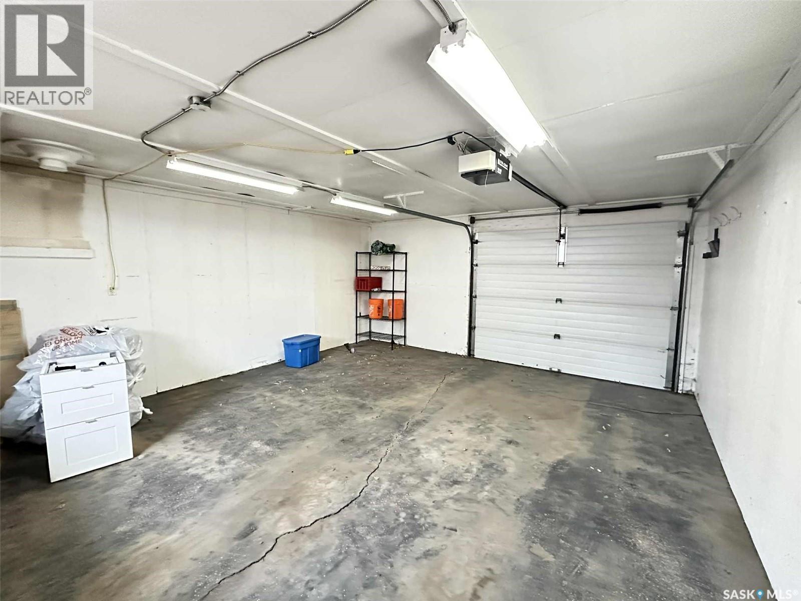 400 Gray Avenue, Saskatoon, SK - Indoor Photo Showing Garage