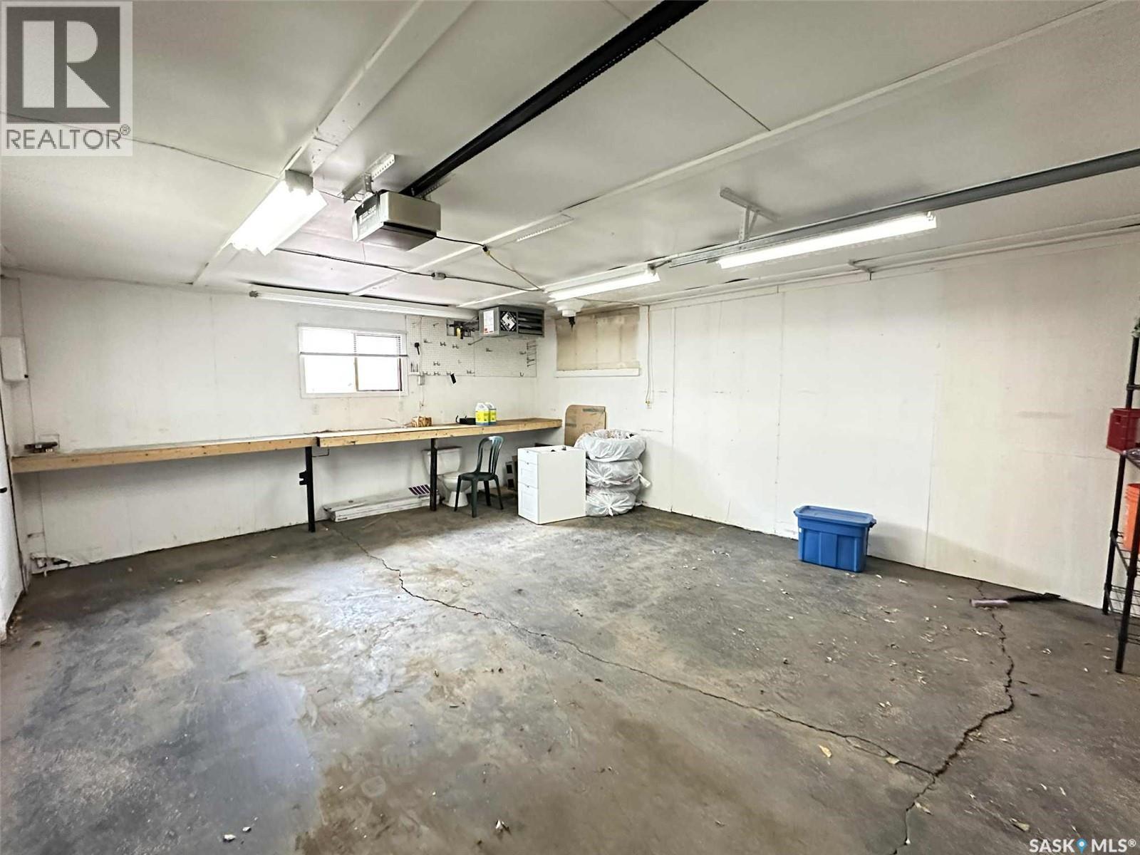 400 Gray Avenue, Saskatoon, SK - Indoor Photo Showing Garage