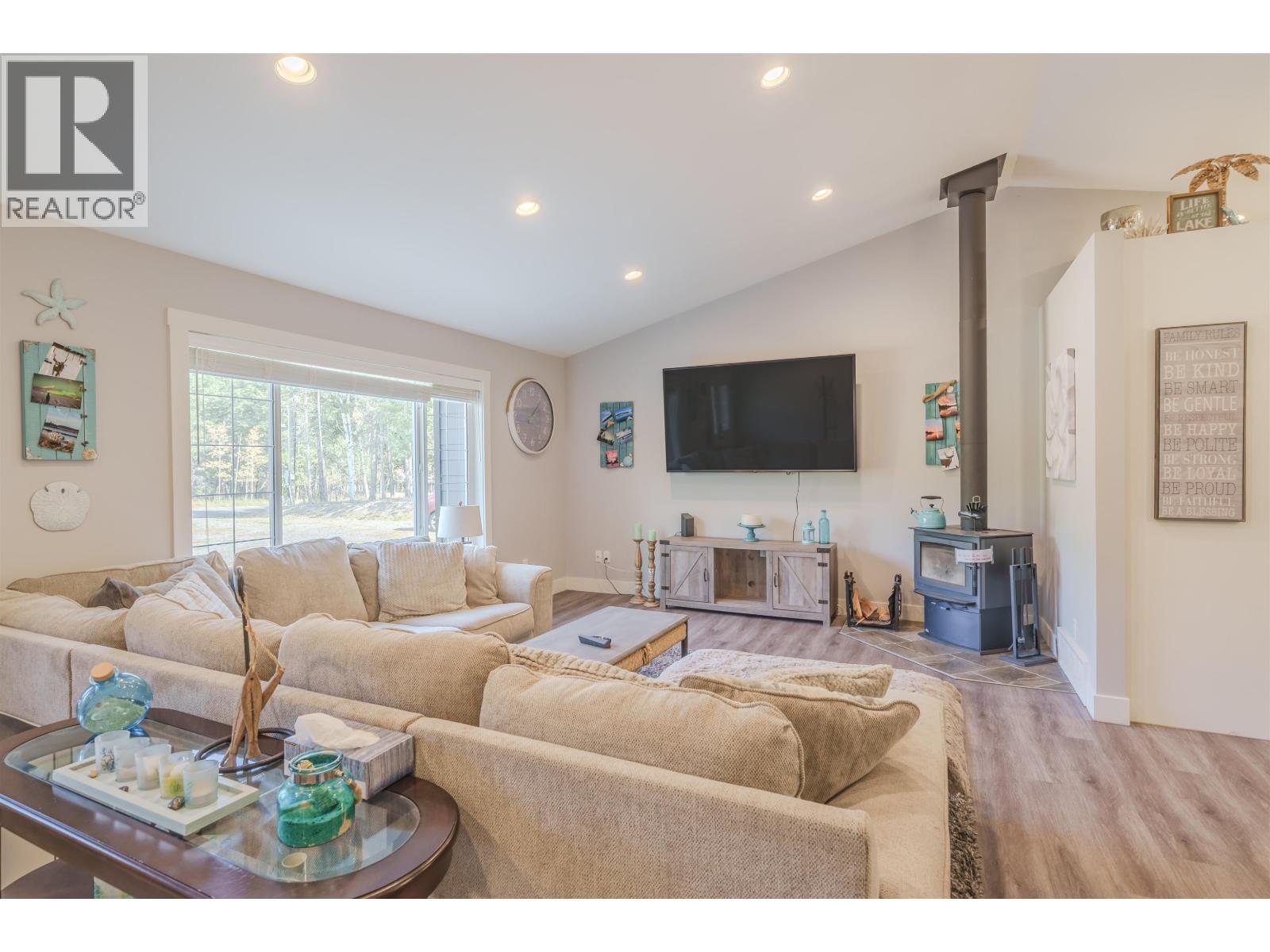 5310 Kallum Drive, 108 Mile Ranch, BC - Indoor Photo Showing Living Room