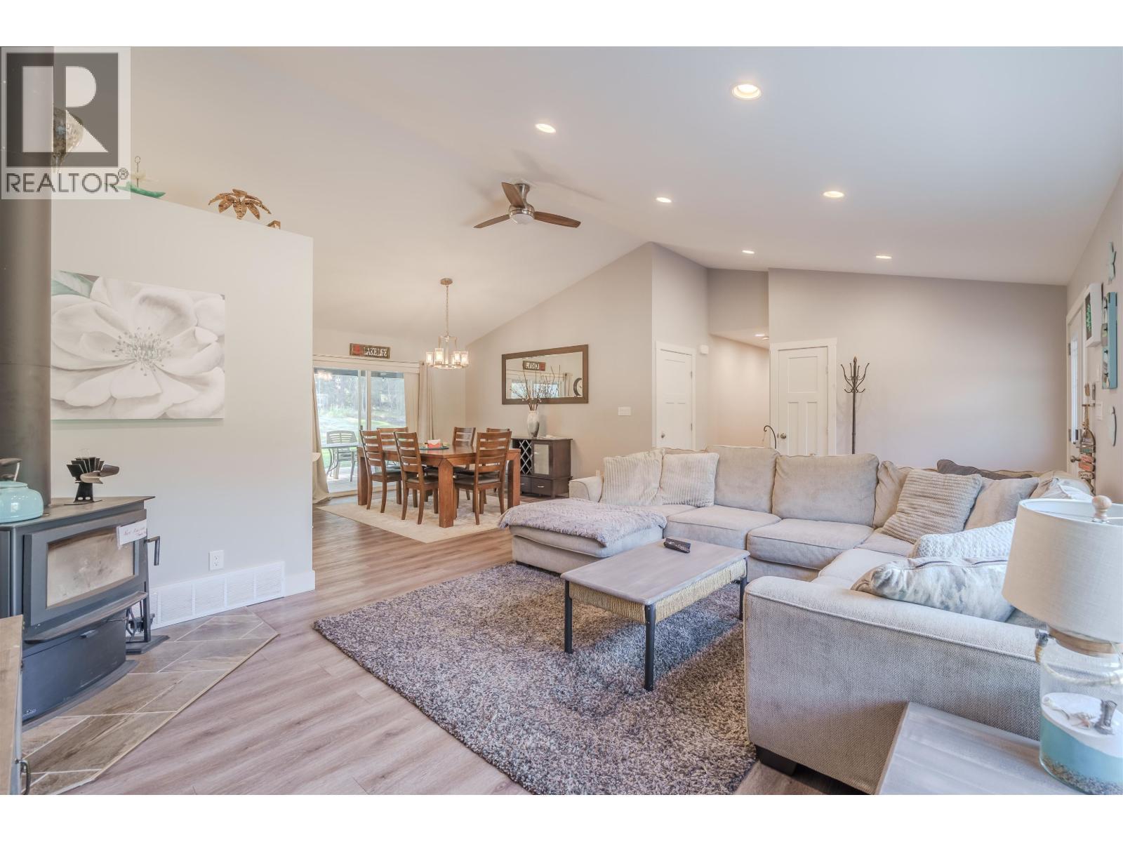 5310 Kallum Drive, 108 Mile Ranch, BC - Indoor Photo Showing Living Room