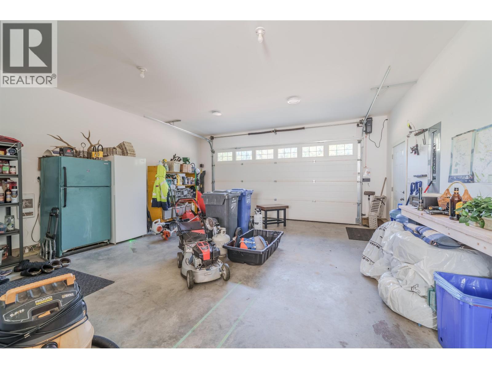 5310 Kallum Drive, 108 Mile Ranch, BC - Indoor Photo Showing Garage