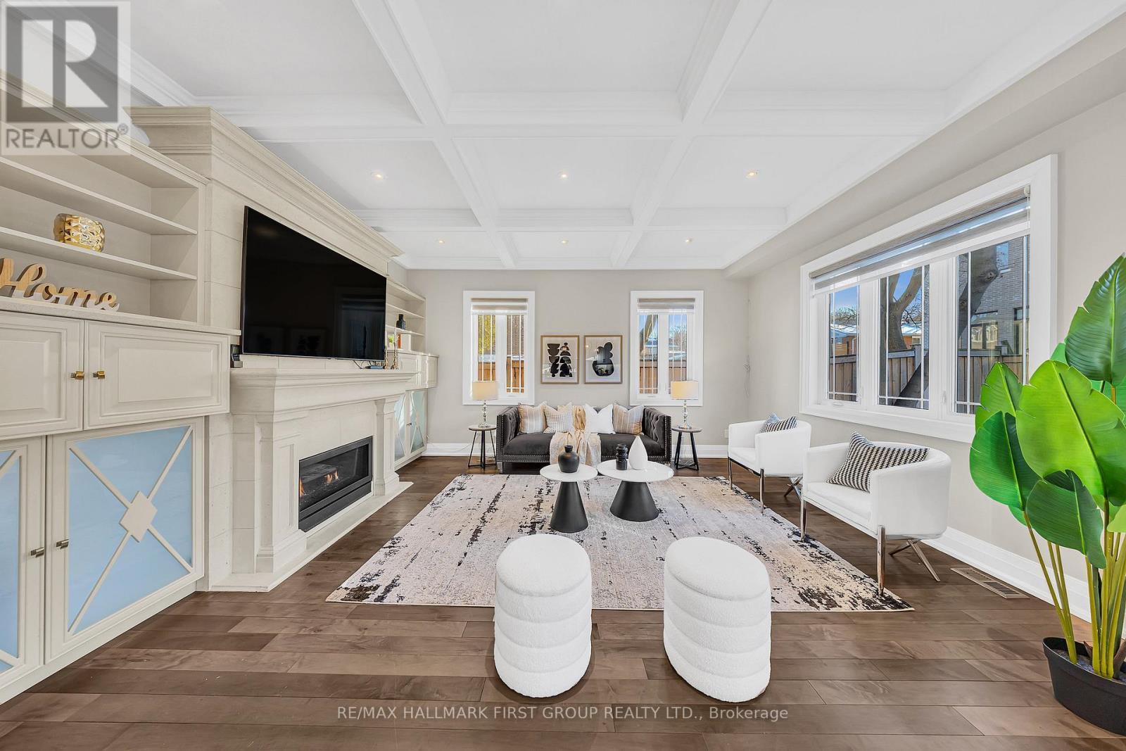 752 Hillview Crescent, Pickering, ON - Indoor Photo Showing Living Room With Fireplace