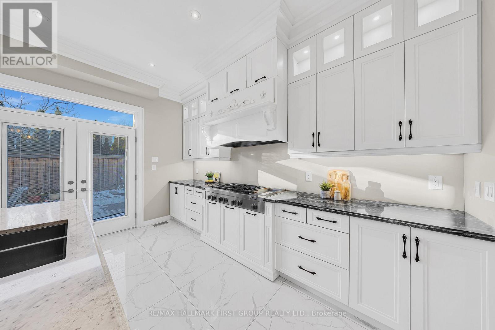 752 Hillview Crescent, Pickering, ON - Indoor Photo Showing Kitchen With Upgraded Kitchen