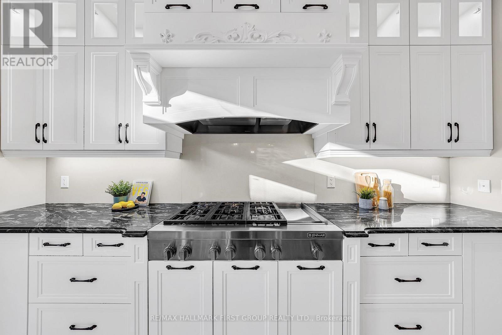 752 Hillview Crescent, Pickering, ON - Indoor Photo Showing Kitchen With Upgraded Kitchen