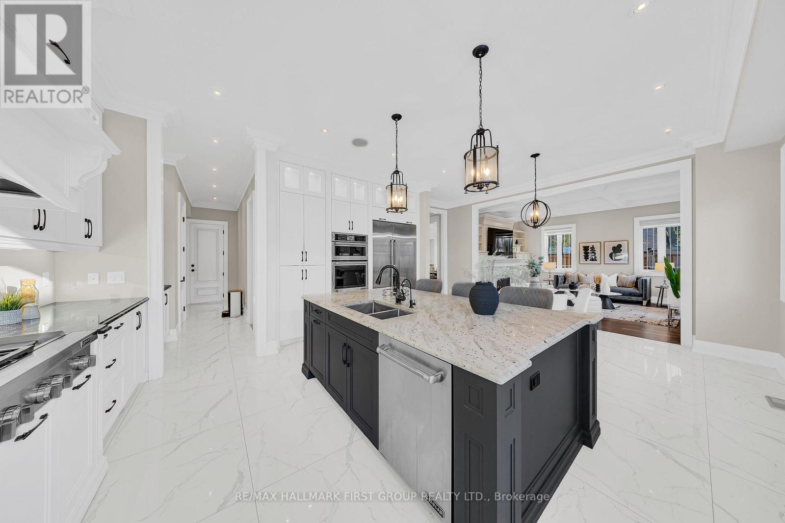 752 Hillview Crescent, Pickering, ON - Indoor Photo Showing Kitchen With Double Sink With Upgraded Kitchen