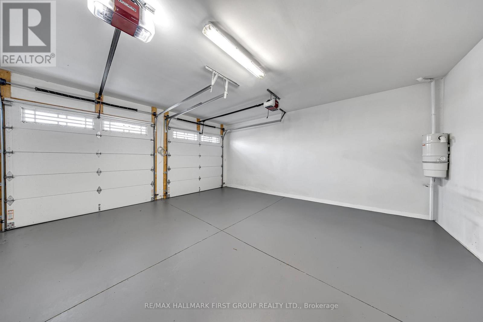 752 Hillview Crescent, Pickering, ON - Indoor Photo Showing Garage