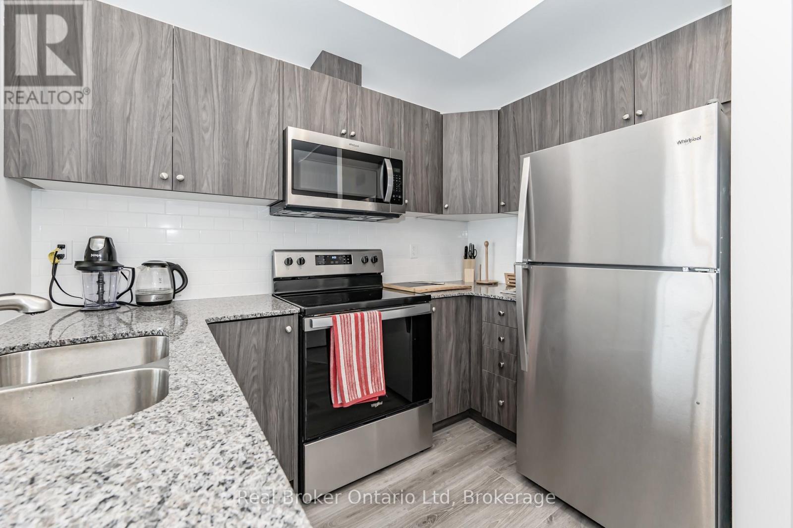 2003 - 60 Charles Street W, Kitchener, ON - Indoor Photo Showing Kitchen With Double Sink With Upgraded Kitchen