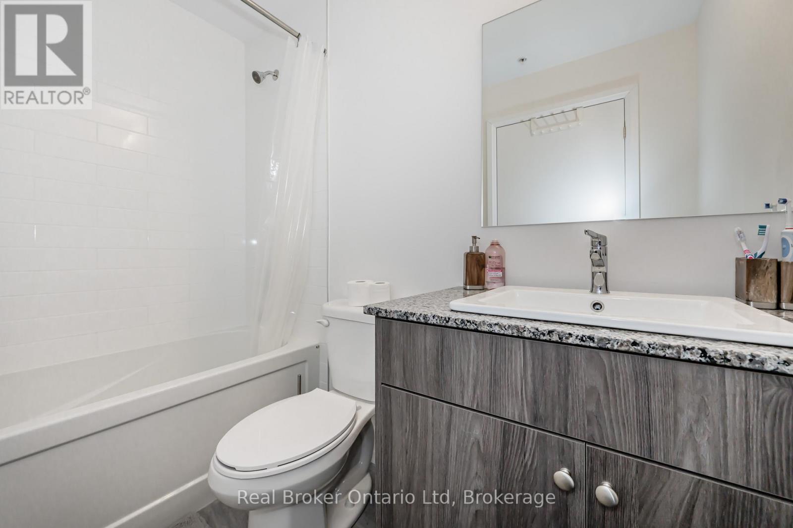 2003 - 60 Charles Street W, Kitchener, ON - Indoor Photo Showing Bathroom