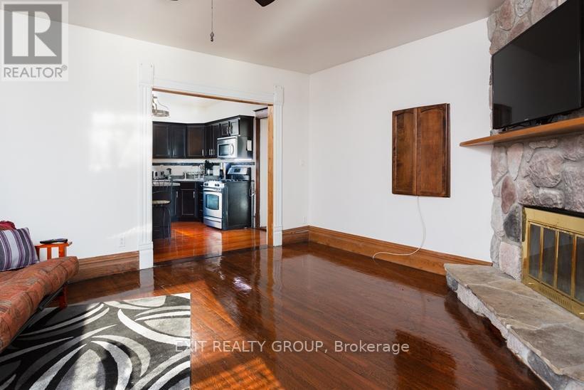 337 Dufferin Avenue, Quinte West (Trenton Ward), ON - Indoor Photo Showing Living Room With Fireplace