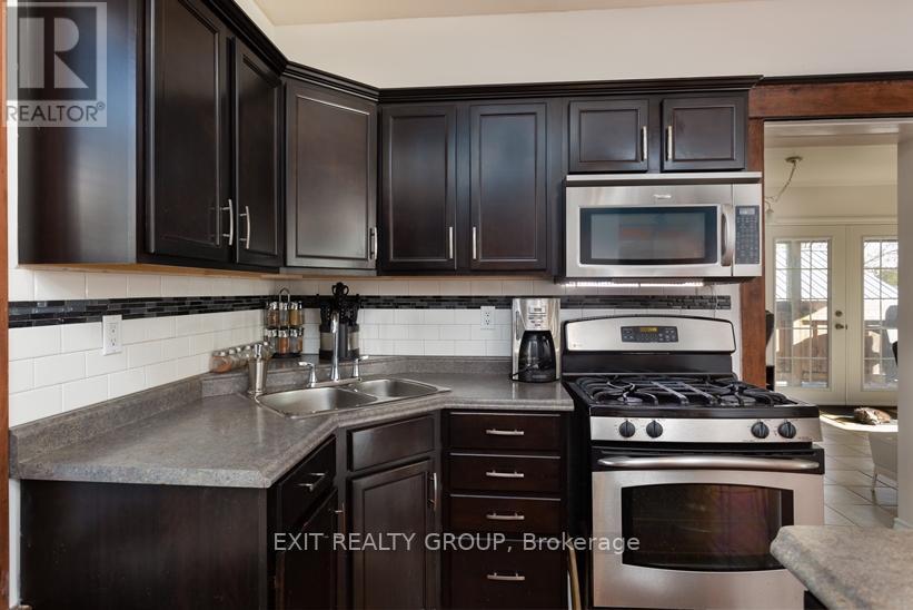 337 Dufferin Avenue, Quinte West (Trenton Ward), ON - Indoor Photo Showing Kitchen With Double Sink