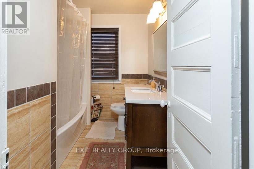 337 Dufferin Avenue, Quinte West (Trenton Ward), ON - Indoor Photo Showing Bathroom