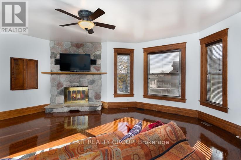 337 Dufferin Avenue, Quinte West (Trenton Ward), ON - Indoor Photo Showing Living Room With Fireplace
