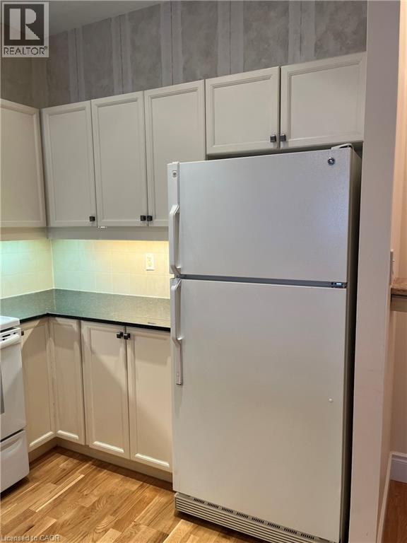 1 Leaside Park Drive Unit# 419, Toronto, ON - Indoor Photo Showing Kitchen