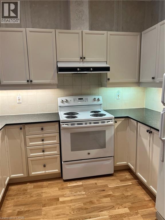 1 Leaside Park Drive Unit# 419, Toronto, ON - Indoor Photo Showing Kitchen