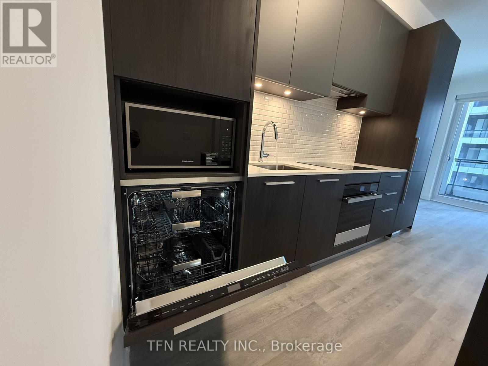 1102 - 65 Broadway Avenue, Toronto, ON - Indoor Photo Showing Kitchen With Upgraded Kitchen