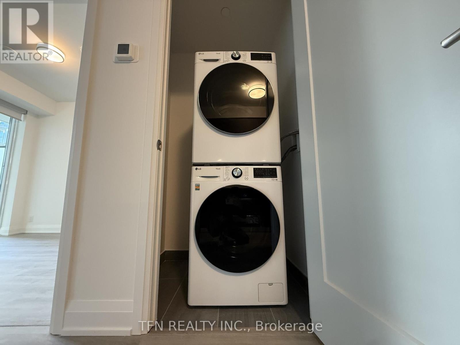 1102 - 65 Broadway Avenue, Toronto, ON - Indoor Photo Showing Laundry Room