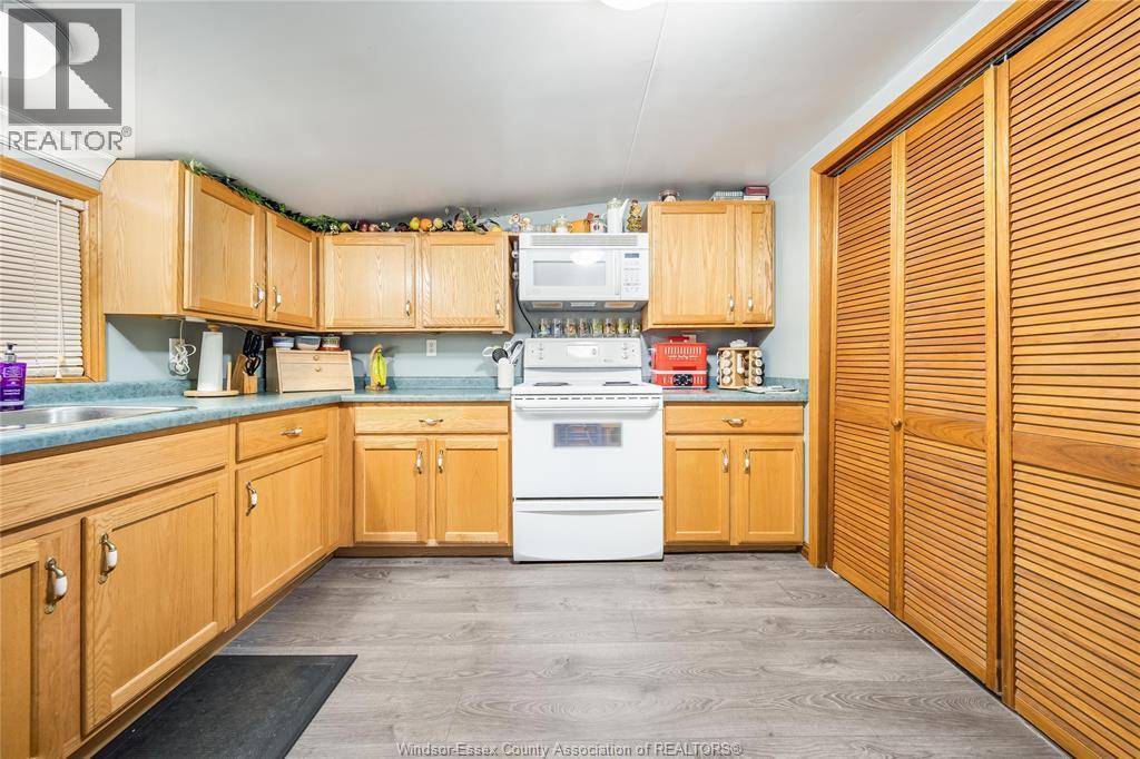 1354 St. Luke, Windsor, ON - Indoor Photo Showing Kitchen