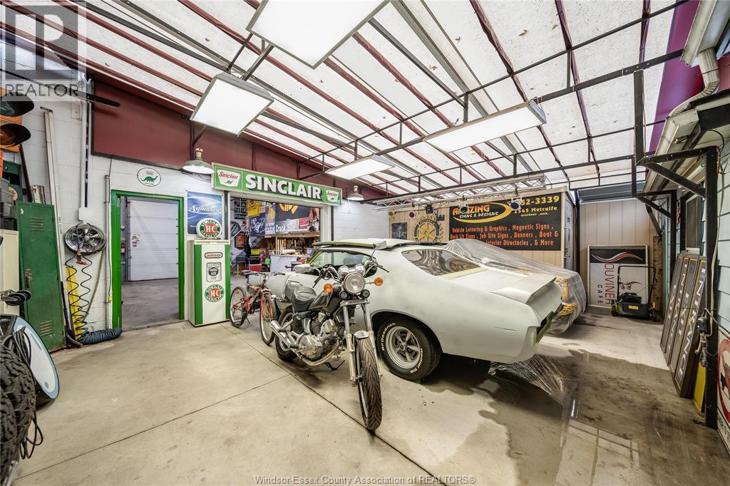 1354 St. Luke, Windsor, ON - Indoor Photo Showing Garage