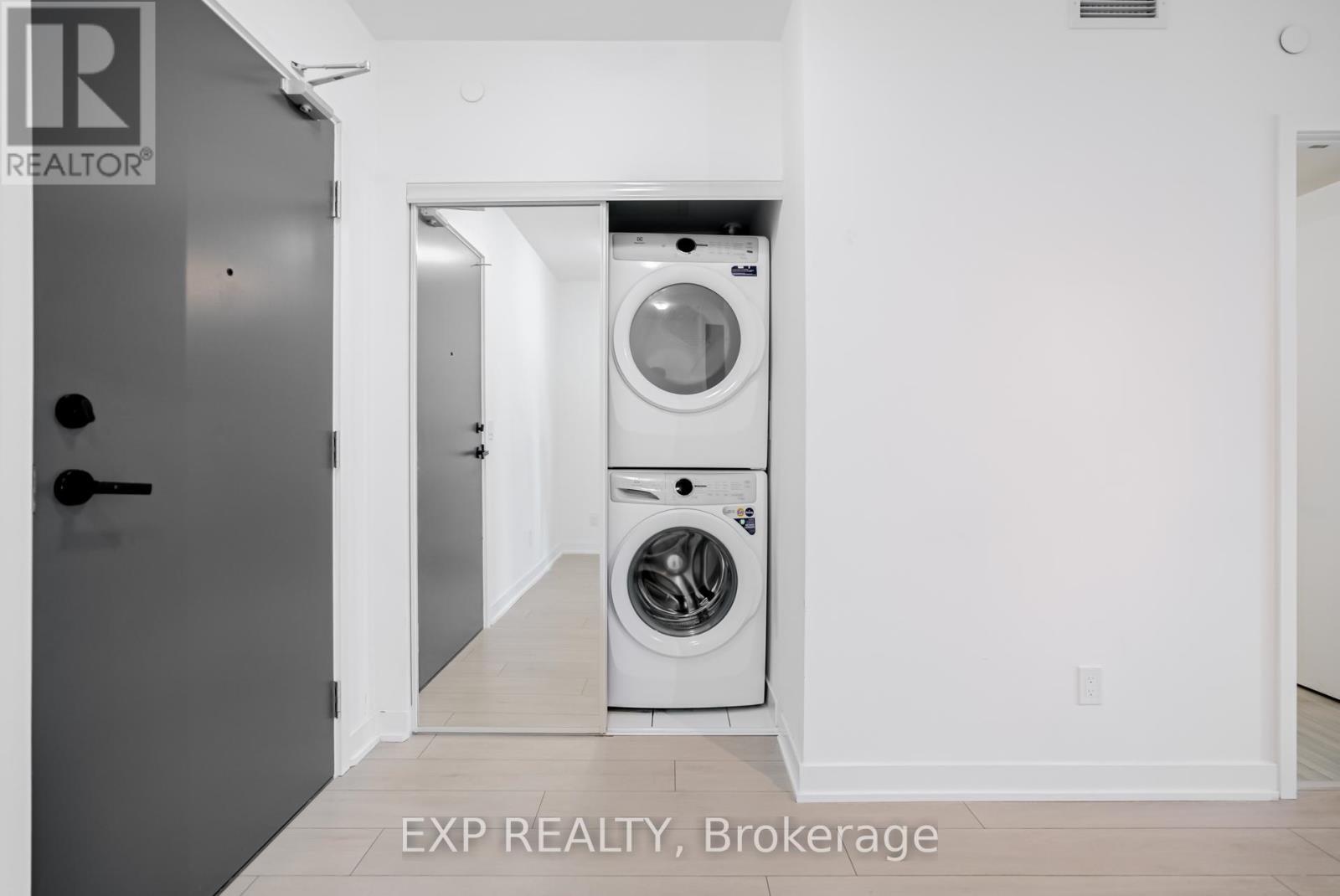 907 - 2033 Kennedy Road, Toronto, ON - Indoor Photo Showing Laundry Room