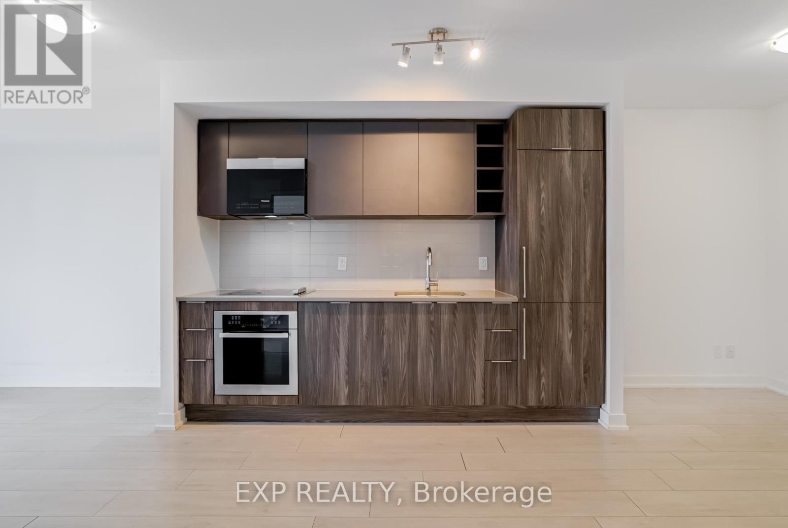 907 - 2033 Kennedy Road, Toronto, ON - Indoor Photo Showing Kitchen