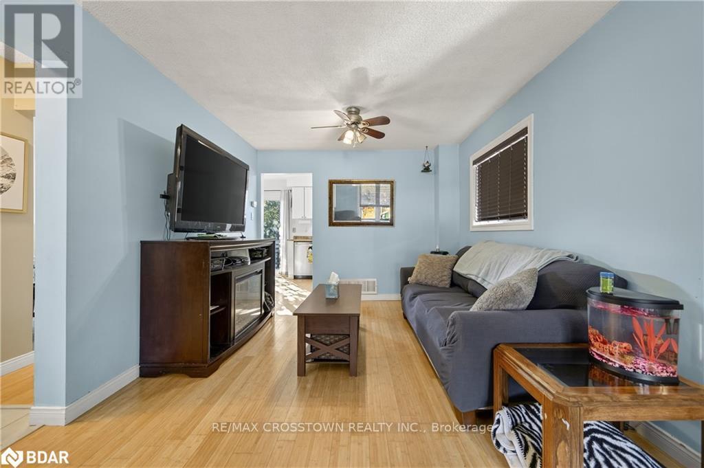 14 Corrie Crescent, Essa, ON - Indoor Photo Showing Living Room