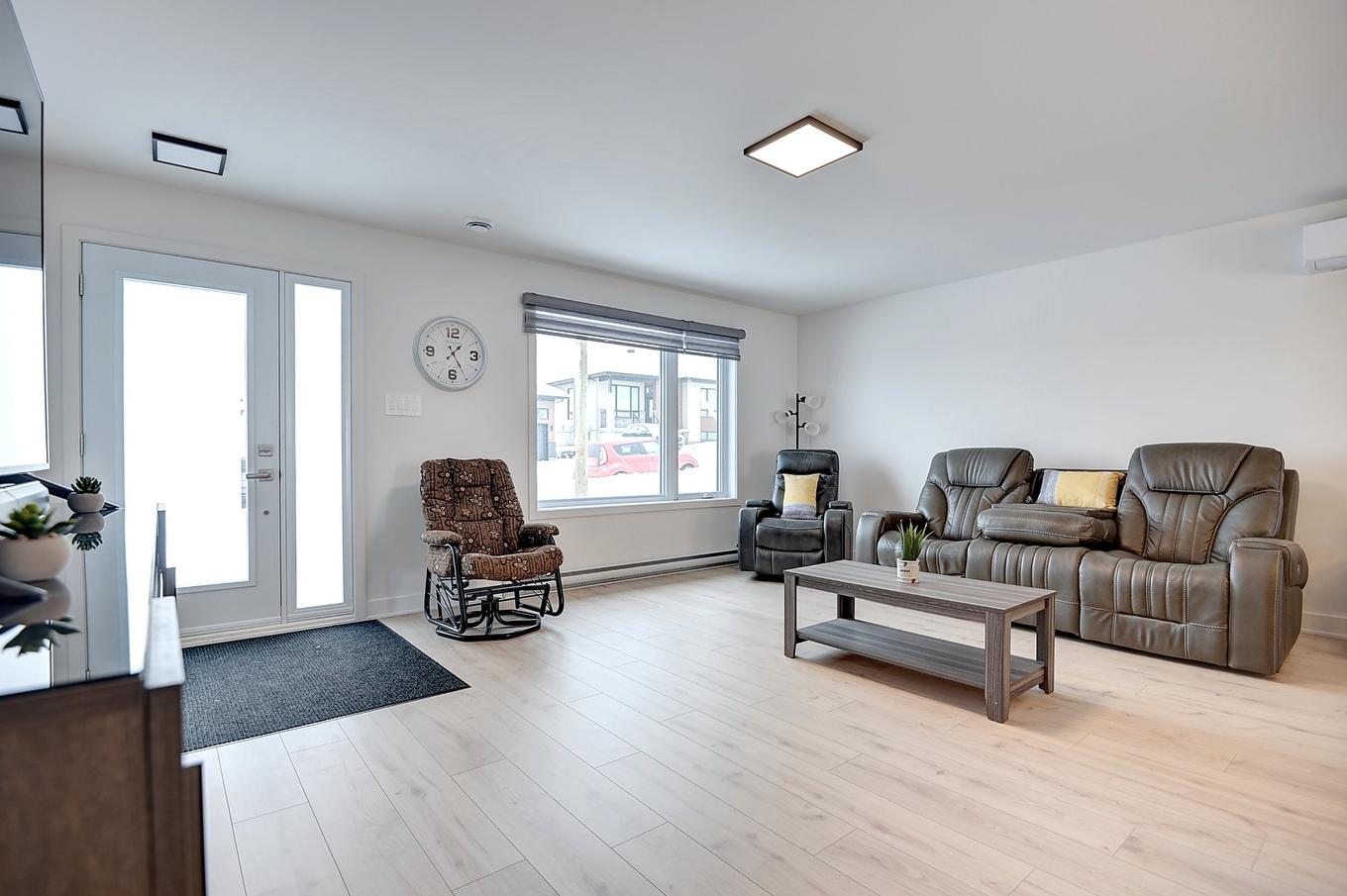 Living room - 2190 Place Des Jardins, Saint-Félix-De-Valois, QC - Indoor Photo Showing Living Room