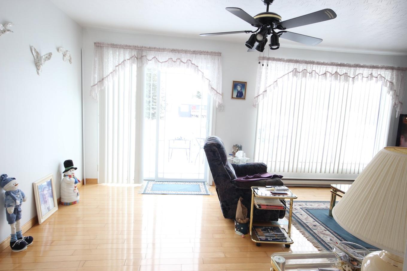 Salon - 5165 Rue Saguenay, Rouyn-Noranda, QC - Indoor