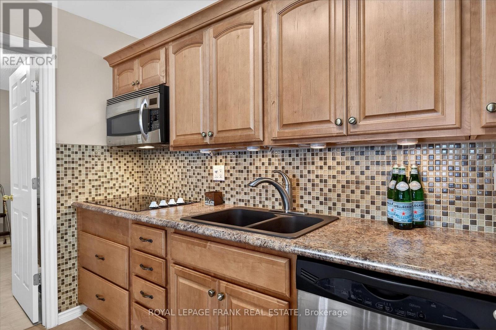 8 - 615 Whitaker Street, Peterborough (Ashburnham Ward 4), ON - Indoor Photo Showing Kitchen With Double Sink With Upgraded Kitchen