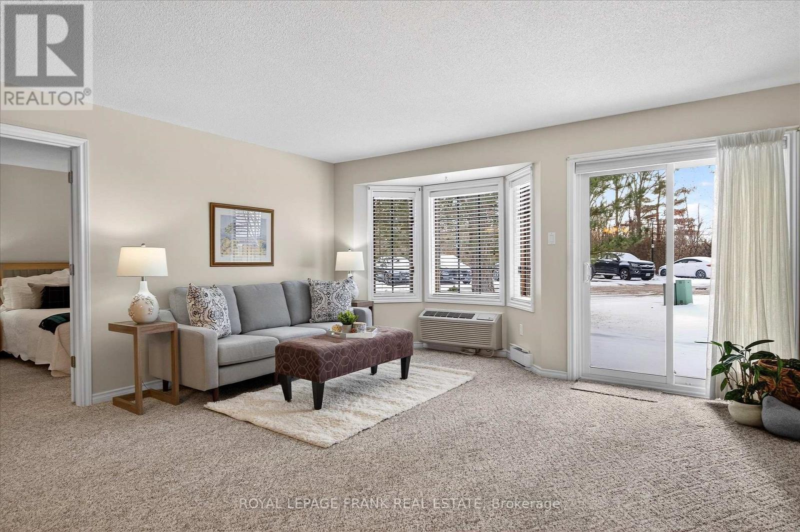 8 - 615 Whitaker Street, Peterborough (Ashburnham Ward 4), ON - Indoor Photo Showing Living Room