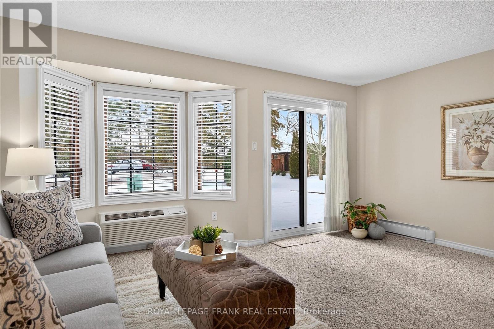 8 - 615 Whitaker Street, Peterborough (Ashburnham Ward 4), ON - Indoor Photo Showing Living Room