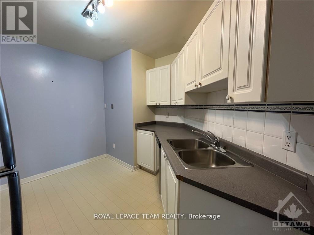 39 Thornbury Crescent, Ottawa, ON - Indoor Photo Showing Kitchen With Double Sink