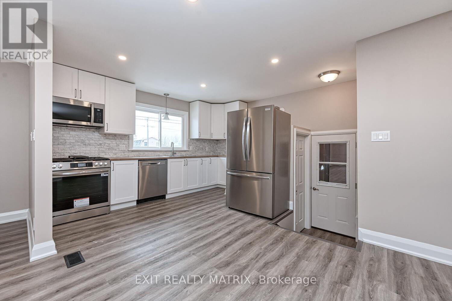 7510 Roger Stevens Drive, Montague, ON - Indoor Photo Showing Kitchen
