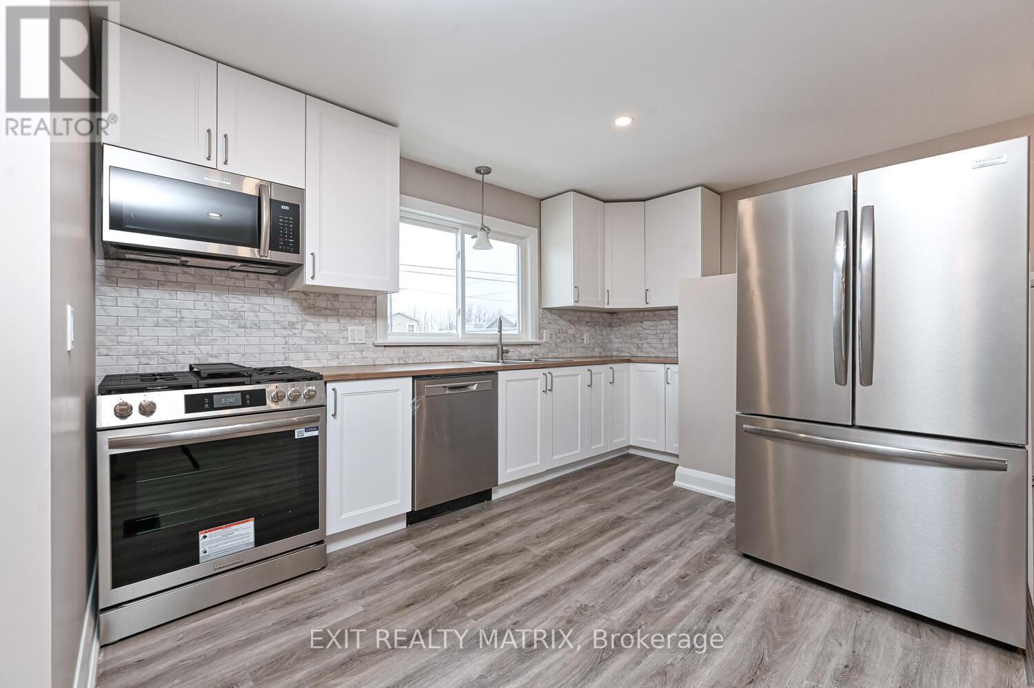 7510 Roger Stevens Drive, Montague, ON - Indoor Photo Showing Kitchen With Upgraded Kitchen