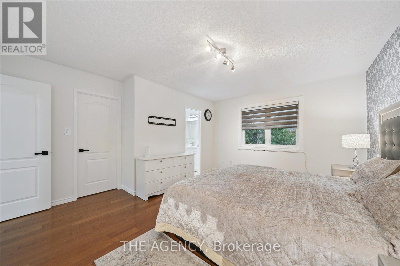908 Oaktree Crescent, Newmarket, ON - Indoor Photo Showing Bedroom